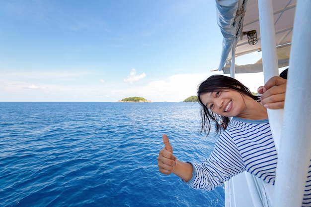 Mujer Turista Sonriendo Felizmente Con El Pulgar Hacia Arriba Alabando La Belleza Del Mar En El