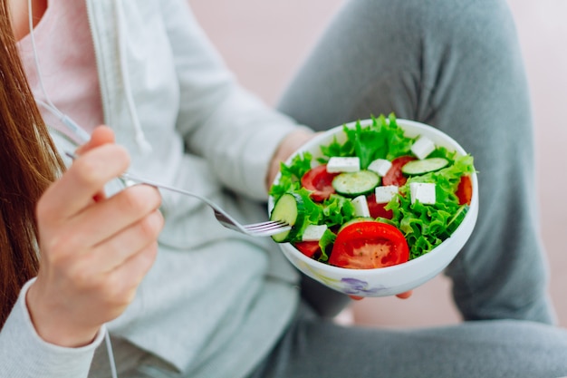 Mujer Vegana Saludable Sosteniendo Un Plato De Ensalada De Verduras Frescas Dieta Orgánica 9515