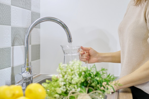 Mujer Vertiendo Agua En La Jarra Del Grifo De La Cocina Foto Premium 4773