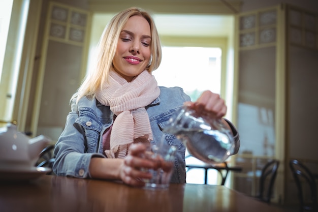 Mujer Vertiendo El Agua De Jarra En Vidrio Descargar Fotos Gratis 4696