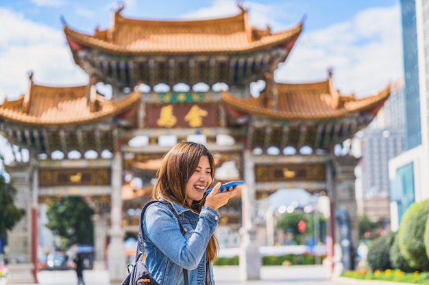 Mujer Viajera Asi Tica Que Usa Un Tel Fono M Vil Inteligente Para La