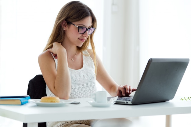 Mujer en vidrios usando una computadora portátil | Foto Premium