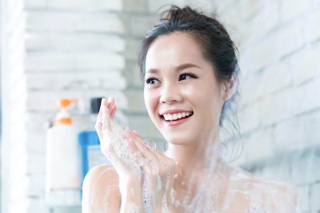 Las Mujeres Asiáticas Están Tomando Una Ducha En El Baño Que Está Frotando El Jabón Ella Es 2207