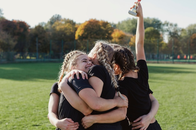 Mujeres deportistas felices abrazándose Foto gratis