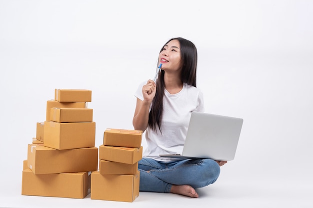 Mujeres felices que están pensando en los operadores de negocios de compras en línea white blackground independientes Foto gratis