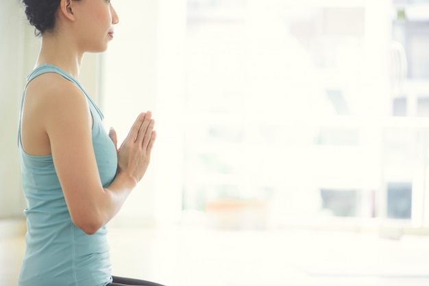 Las Mujeres J Venes De Yoga En El Interior Mantener La Calma Y Medita