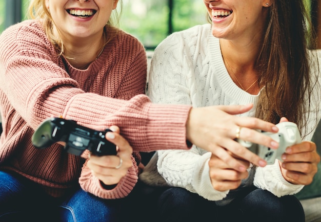 Mujeres Jugando Videojuegos Juntos Foto Premium 0358