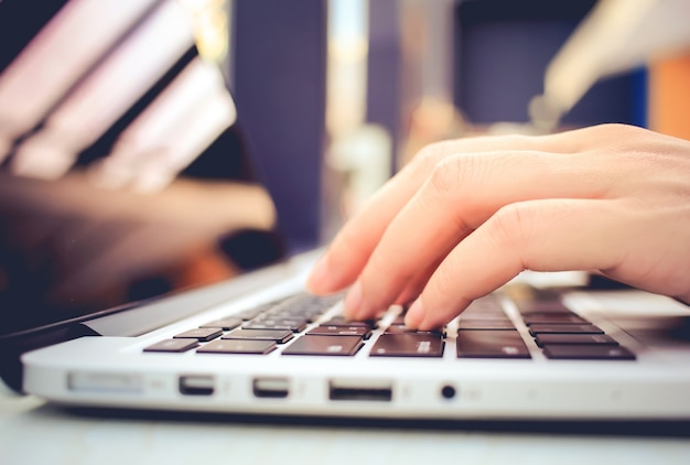 Mujeres Manos Escribiendo En El Teclado De La Computadora Portátil Descargar Fotos Gratis 9154