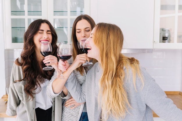 Mujeres riendo bebiendo vino Foto Gratis