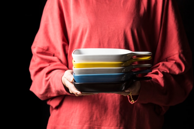 Las mujeres sostienen los platos en sus manos. Foto Premium