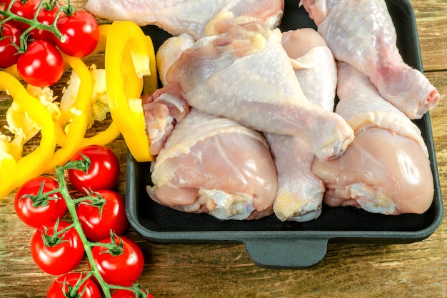 Muslos De Pollo Crudos Org Nicos Con Verduras Frescas Foto Premium