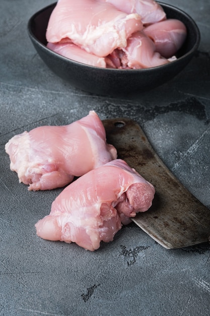 Muslos De Pollo Deshuesados Sobre Superficie Gris Foto Premium