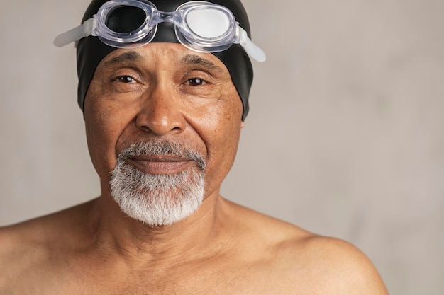 Nadador Afroamericano Senior Vistiendo Un Gorro De Baño Y Gafas Foto Premium 