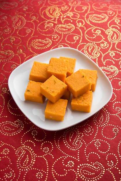 Nagpur orange burfee o barfi o burfi es un dulce de azúcar cremoso ...