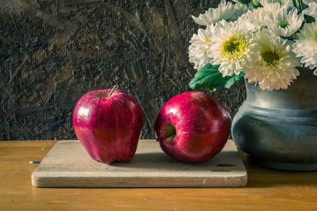 Naturaleza muerta con manzanas rojas | Foto Premium