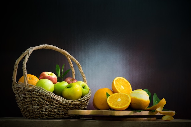 Naturaleza Muerta Con Naranjas Y Manzanas En Una Mesa De Madera Foto Premium