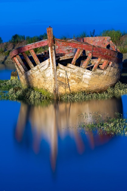 El Naufragio De Un Viejo Barco Pesquero De Madera Varado En Un Lecho De