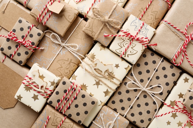 Navidad con muchas cajas de regalo envueltas en papel kraft marrón