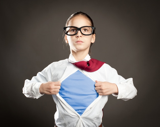 Niña abriendo su camisa como un superhéroe | Foto Premium Mujer Bonita Joven Abriendo Su Camisa Como Un Superhéroe