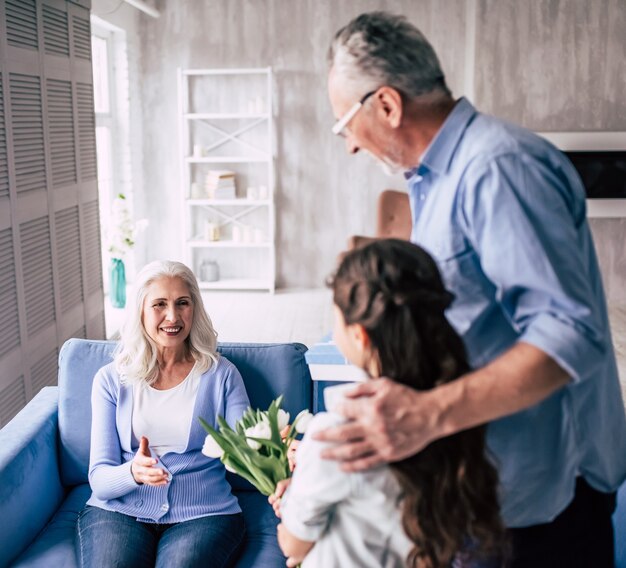 La Ni A Y El Abuelo Regalando Flores A Una Abuela Foto Premium