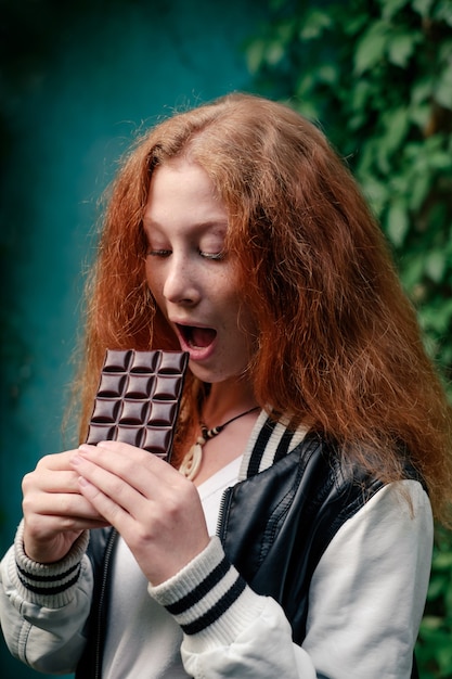 La Ni A Va A Comer Una Barra De Chocolate Dulce Adolescente Con Pelo