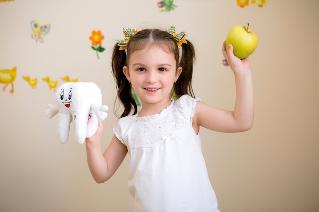 Niña en el dentista Foto Premium