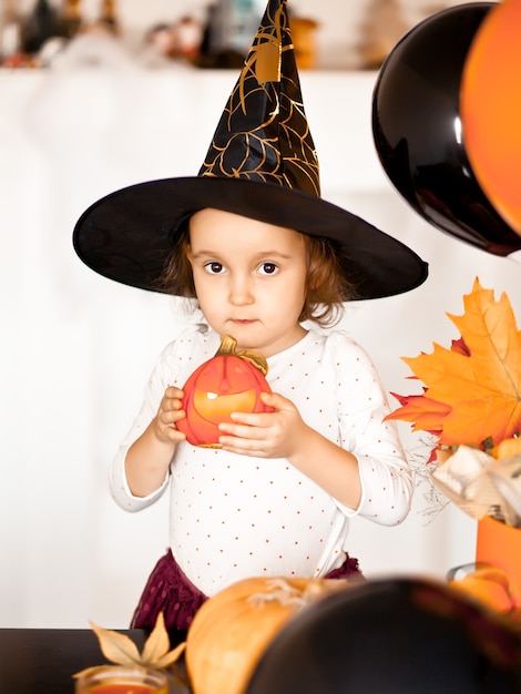 Niña Divertida En Traje De Bruja Para Halloween Foto Premium