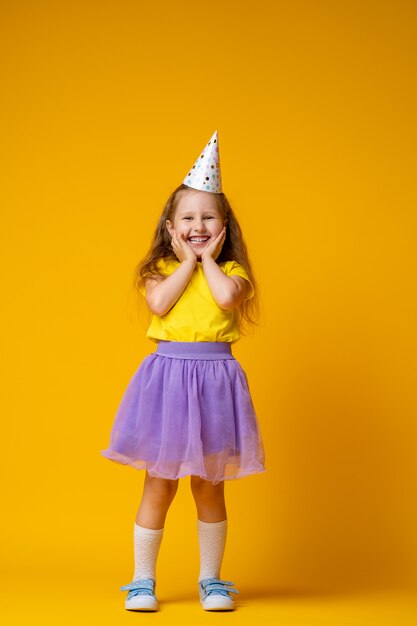 Niña con falda y gorro de fiesta | Foto Premium