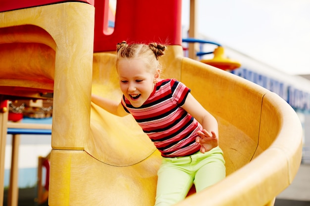 Niña jugando en el tobogán | Foto Gratis