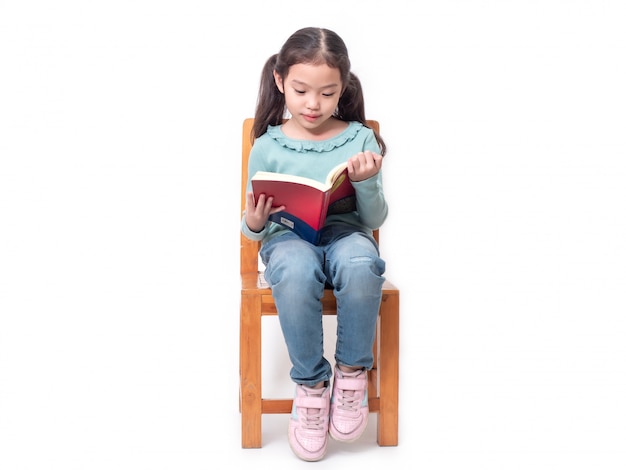 Niña Linda Asiática 6 Años Sentado En La Silla De Madera Y Leyendo El Libro Foto Premium 5528