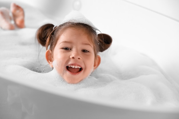 Niña Linda Tomando Un Baño De Burbujas En Casa Foto Premium 