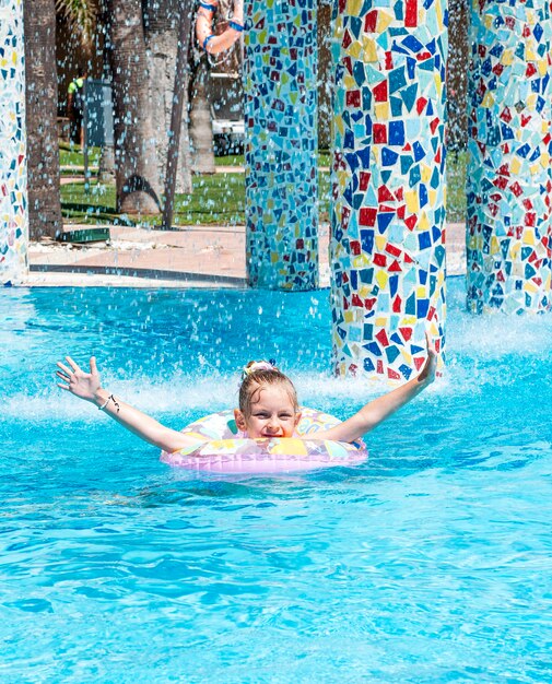 Ni A Nada Con Un C Rculo En La Piscina Foto Premium