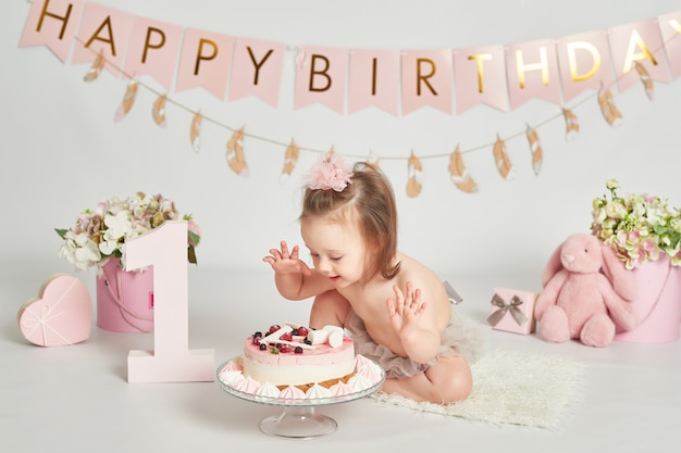 Nina Con Un Pastel De Cumpleanos Sesion De Fotos De Bebe De 1 Ano Foto Premium