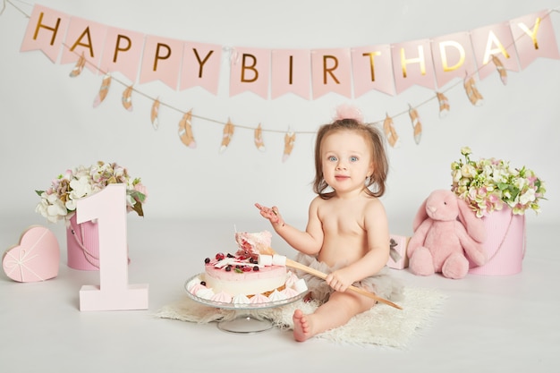 Nina Con Un Pastel De Cumpleanos Sesion De Fotos De Bebe De 1 Ano Foto Premium