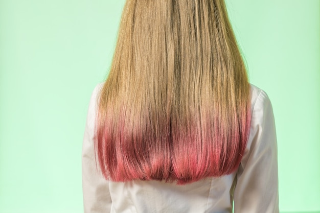 Una Nina Con El Pelo Tenido Sobre Una Superficie Verde Foto Premium