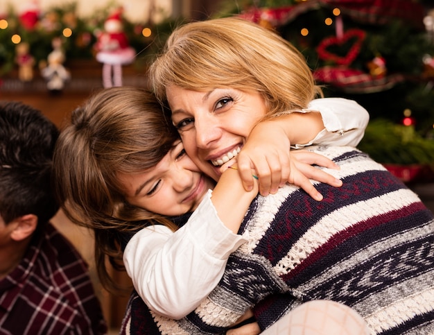 Niña Pequeña Abrazando A Su Madre Descargar Fotos Gratis 