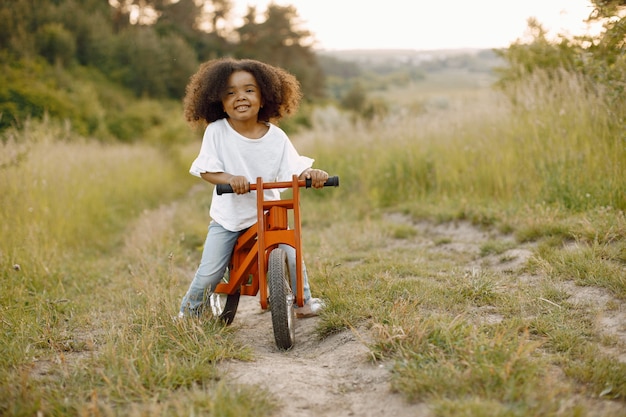 Ni A Peque A Feliz Montando Bicicleta Roja Ni O Aprende A Andar En