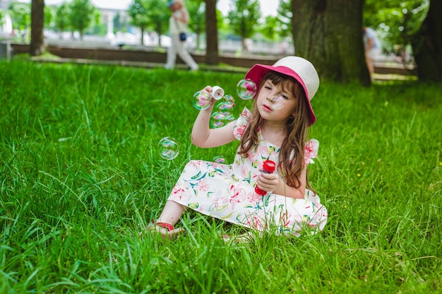 Niña Pequeña Haciendo Burbujas Con Un Pompero Foto Gratis 0721