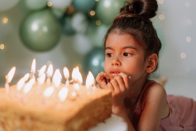 Ni A Pide Deseo Y Sopla Las Velas De La Tarta De Cumplea Os Ni A