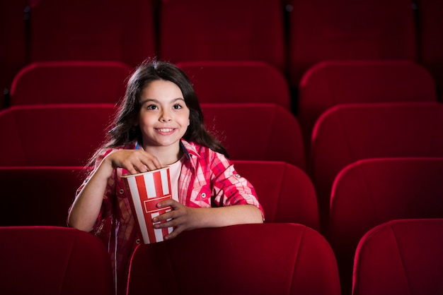 Nia Viendo Pelcula En El Cine Foto Gratis