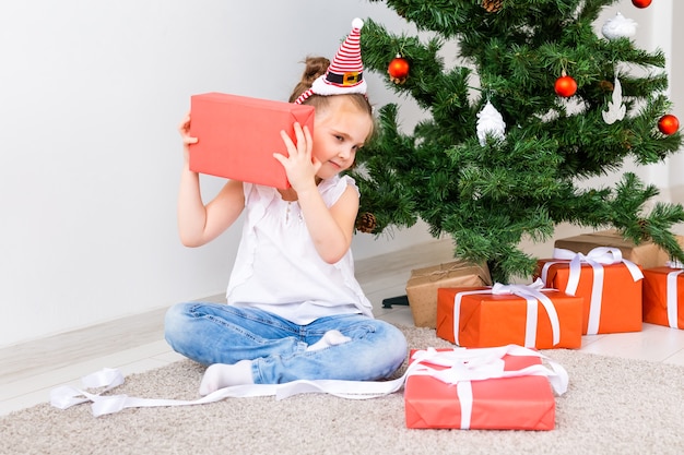 Niño Abriendo Regalos De Navidad Niño Bajo El árbol De Navidad Con