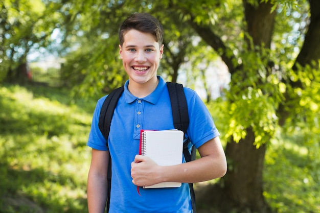 Niño Adolescente Sonriente Con Cuadernos Descargar Fotos Gratis 6521