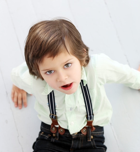 Niño adorable Foto gratis
