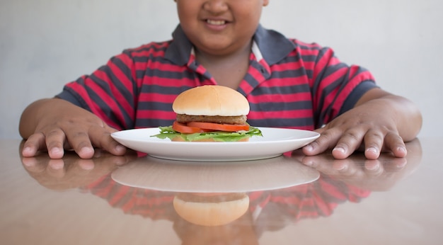 Nino Asiatico Come Una Hamburguesa Comida Chatarra Poco