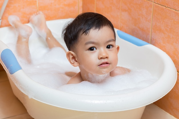 Niño bañándose en la bañera. | Descargar Fotos premium