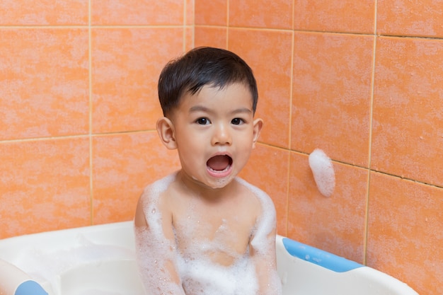 Niño bañándose en la bañera. | Foto Premium