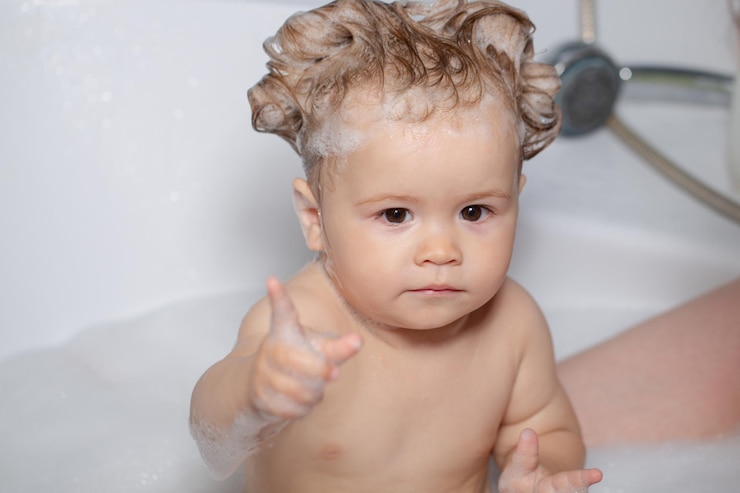 Niño Bañándose En El Baño Bebé Se Baña En Un Baño Con Espuma Y Pompas De Jabón Foto Premium 