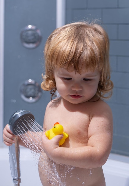 Niño Bañándose En Espuma De Jabón Lavando Adorable Bebé En El Baño Niño Con Espuma De Jabón En 