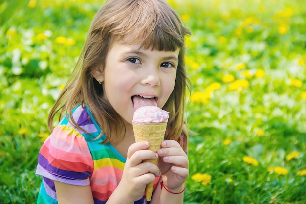 El niño come helado. enfoque selectivo | Foto Premium