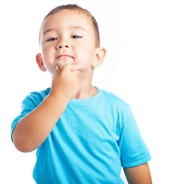 Niño con la mano en la barbilla | Descargar Fotos gratis